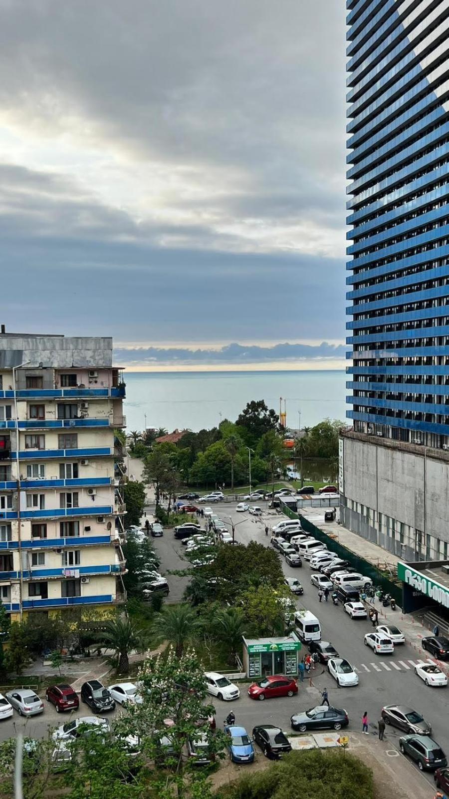 Big Flat In Batumiアパートメント エクステリア 写真