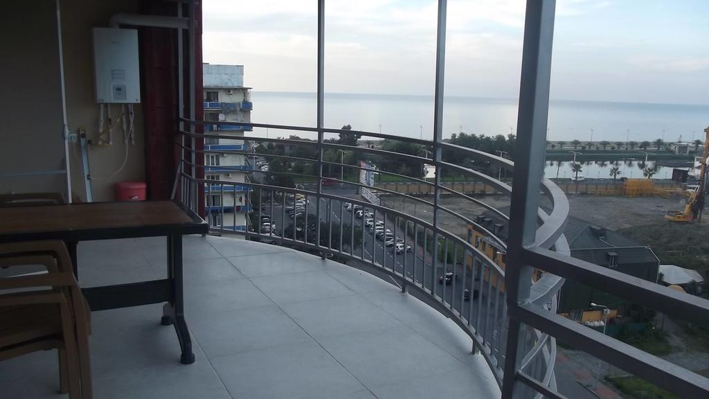 Big Flat In Batumiアパートメント エクステリア 写真